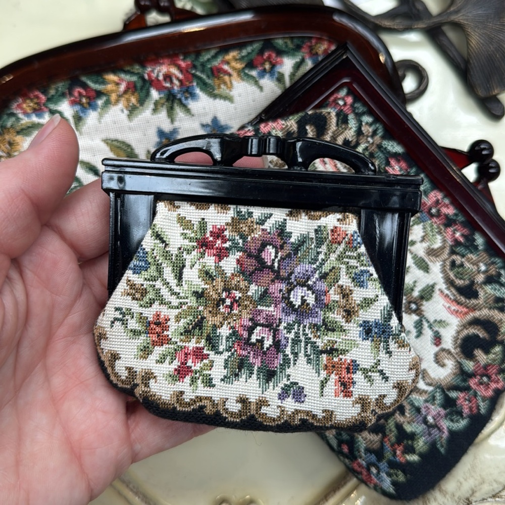 VINTAGE SET OF 3 FLORAL VICTORIAN COIN PURSE - Picture 2 of 7
